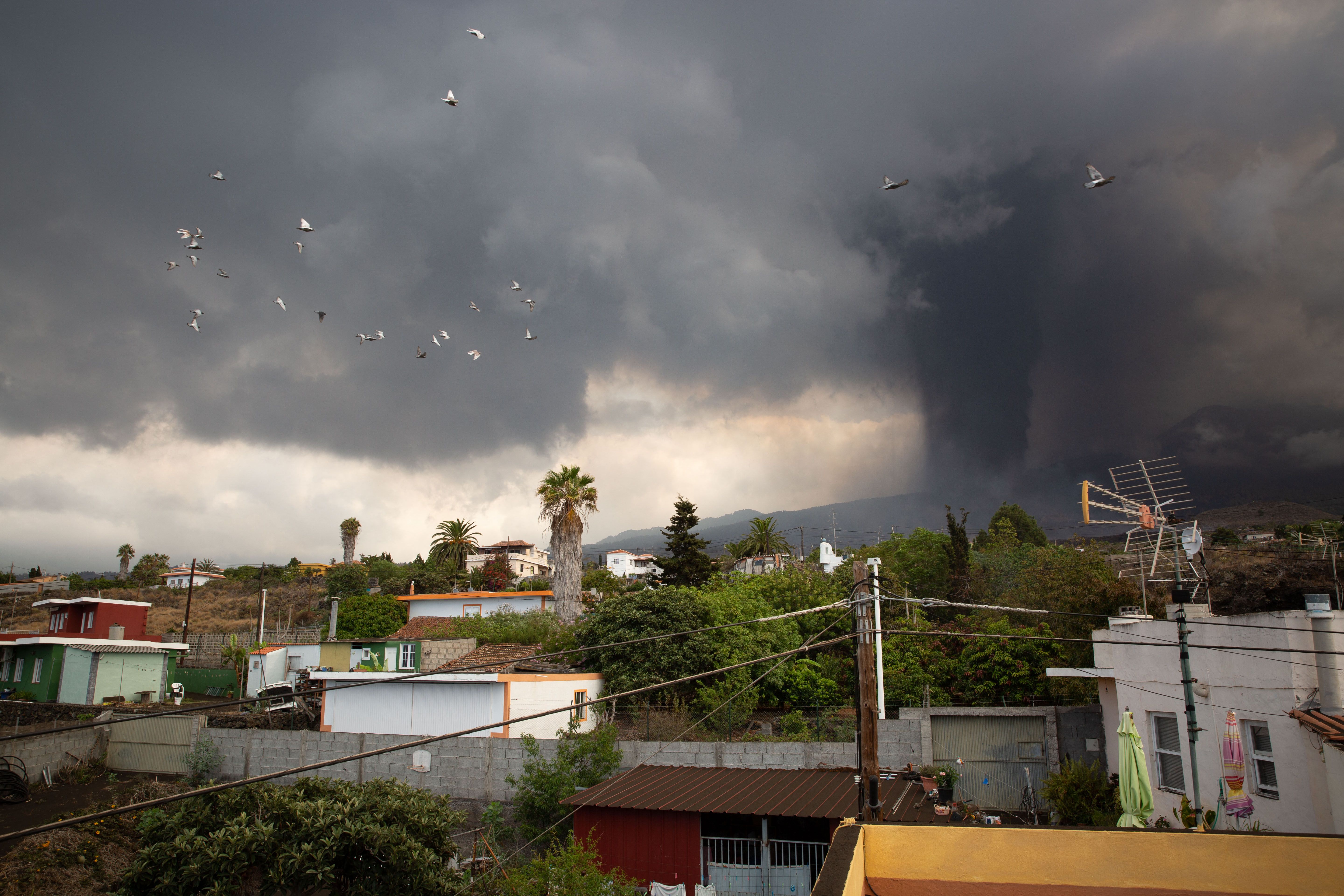 Cloud of smoke approaching from Cumbre Vieja approaching a town in La Palma