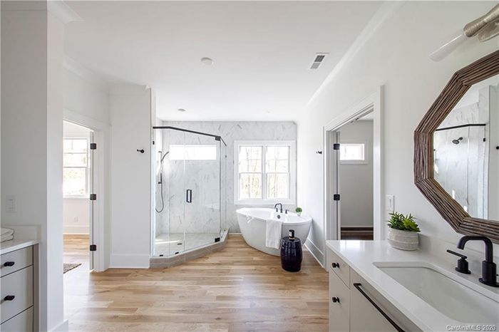 4538 Montclair Ave bath