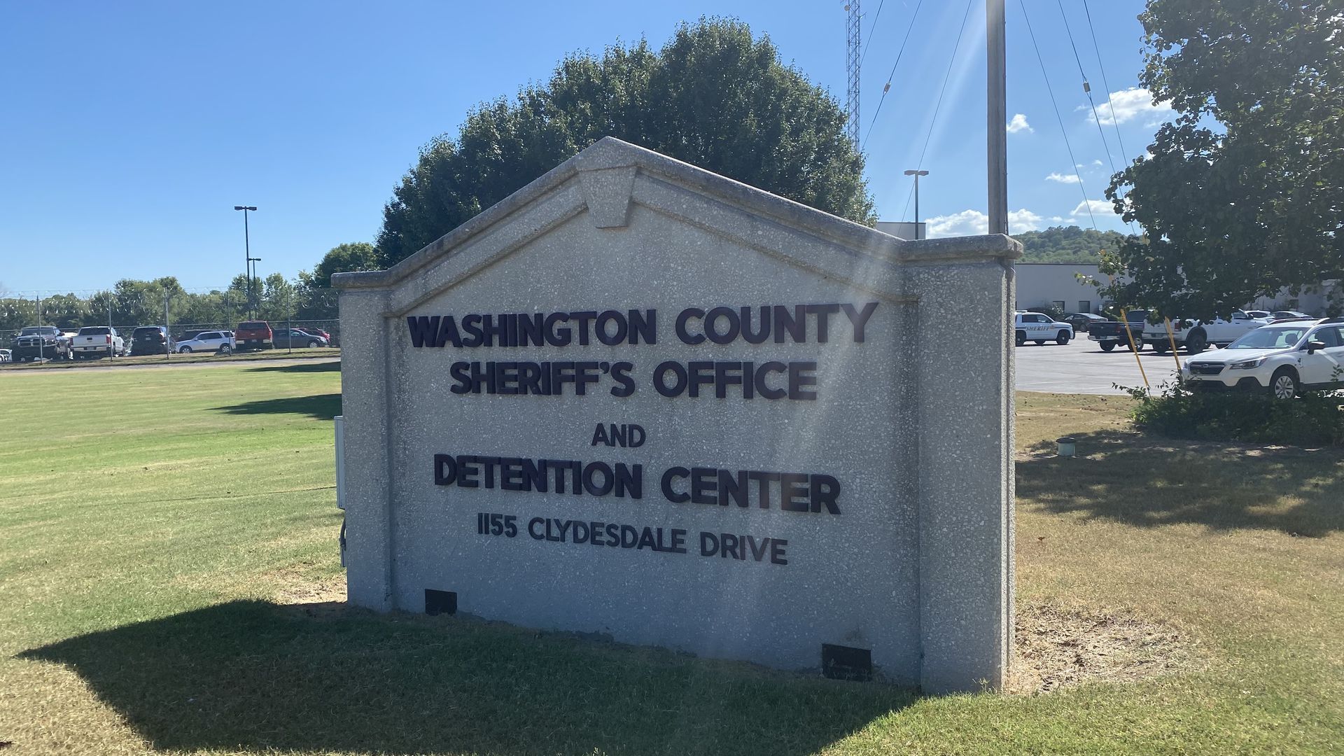 A stone sign that reads Washington County Sheriff's Office and Detention Center