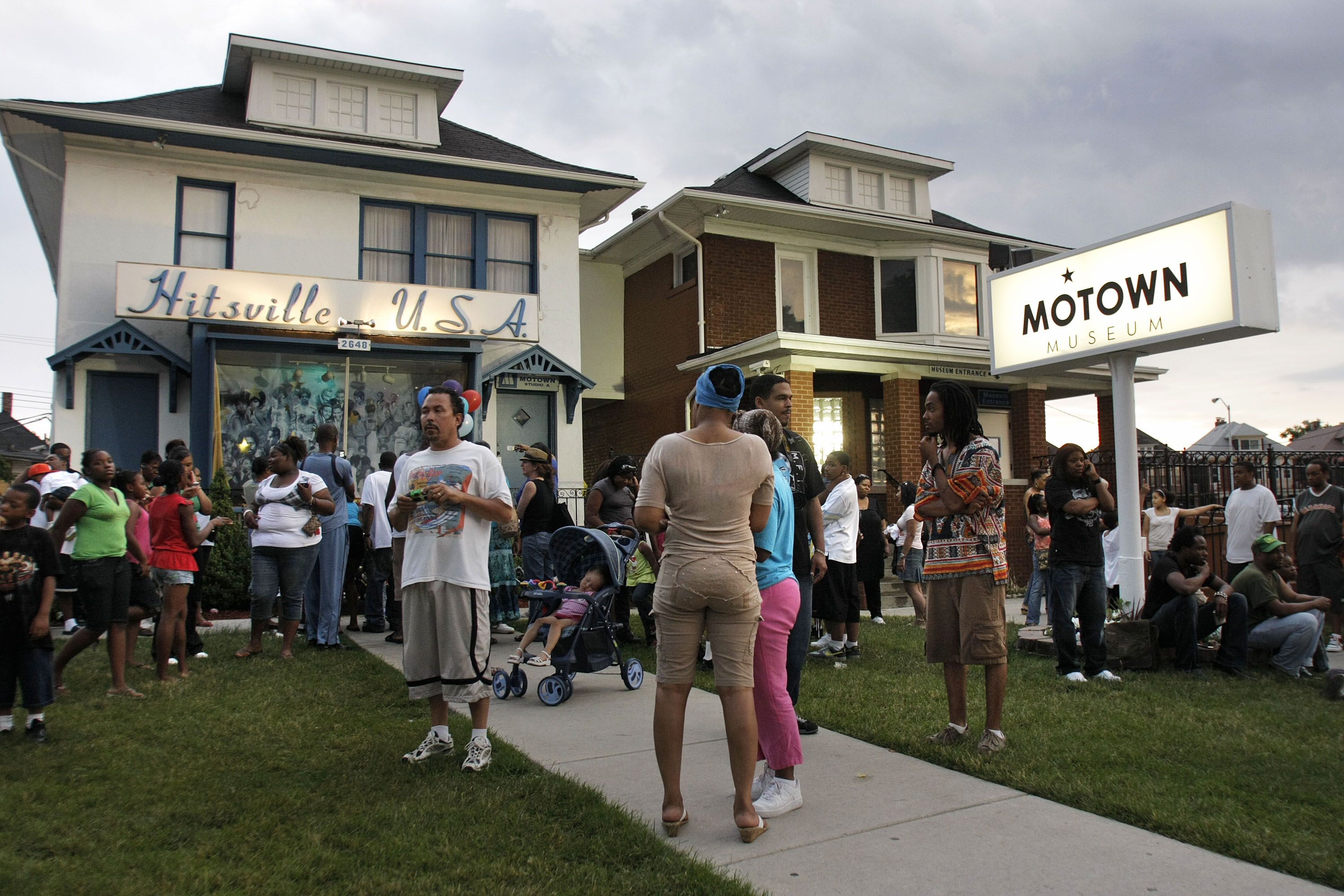  Fans pay their respects to pop star Michael Jackson at the Motown Historical Museum "Hitsville U.S.A" June 25, 2009