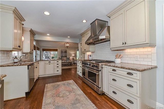 222 Tranquil Ave. kitchen