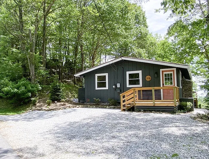 Airnbnb mountain house outside