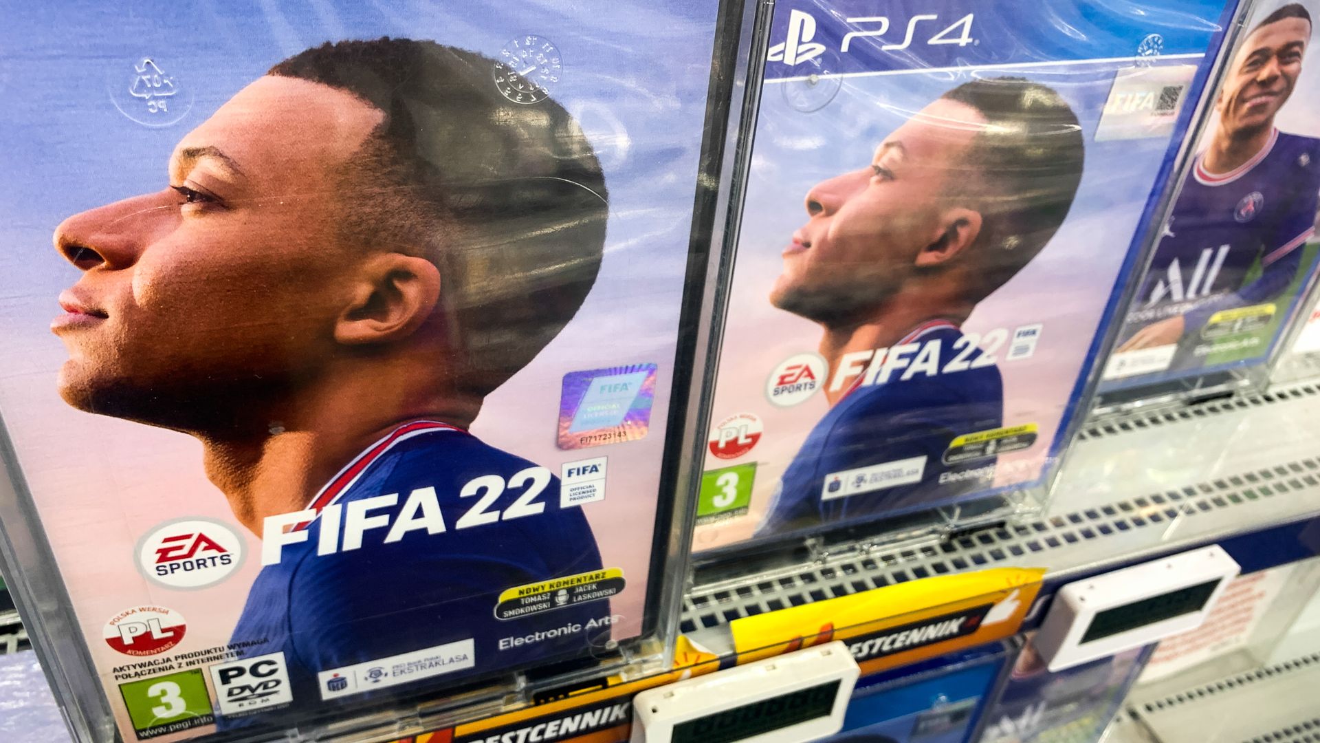 FIFA 22 game boxes