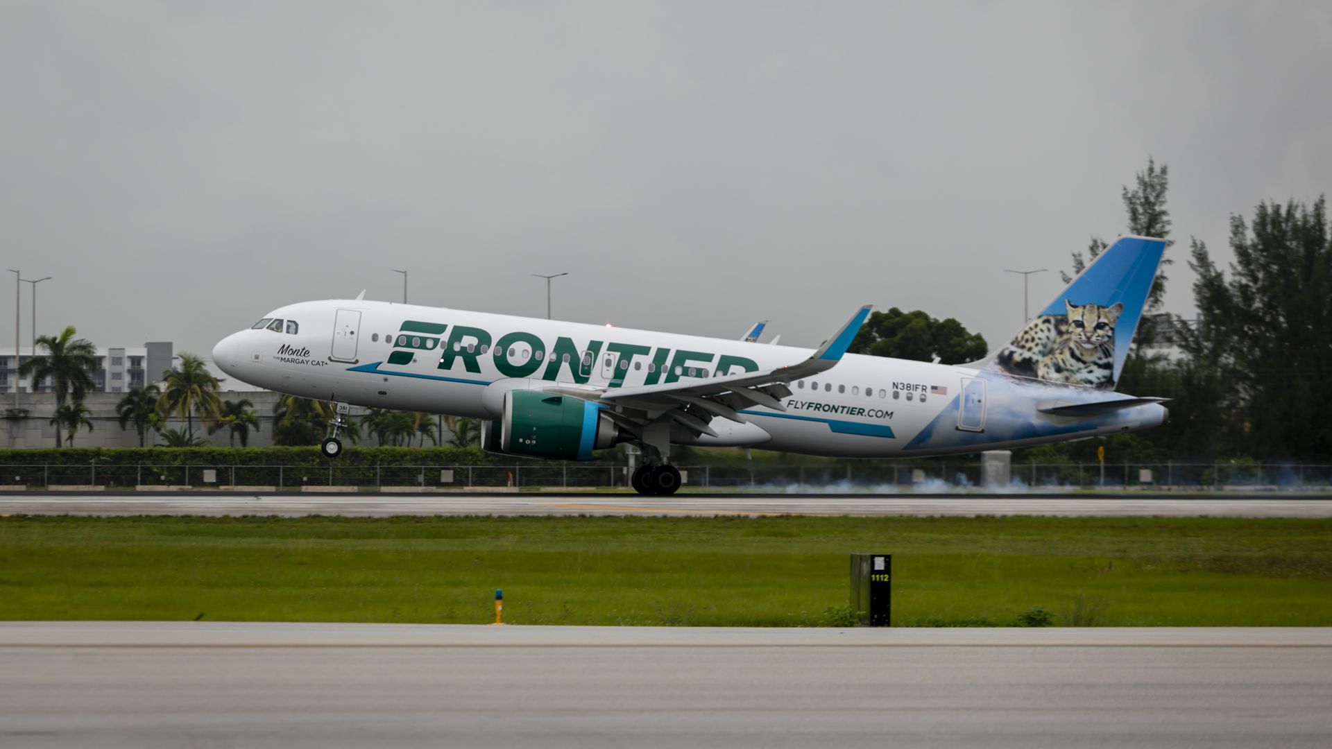 Picture of a Frontier Airlines Airbus A320-NEO landing.