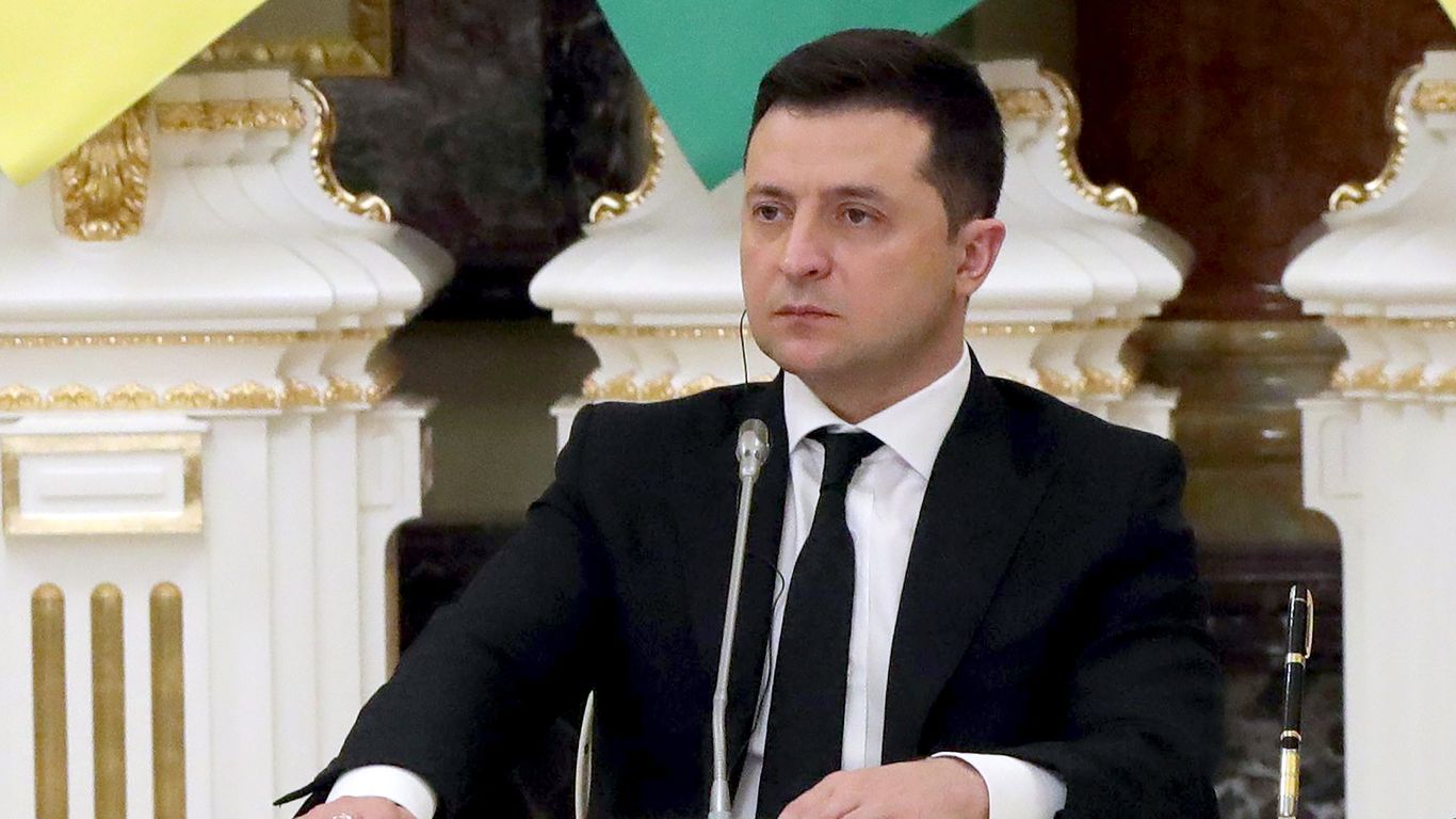 Ukraine's president criticizes West's "panic" over Russia