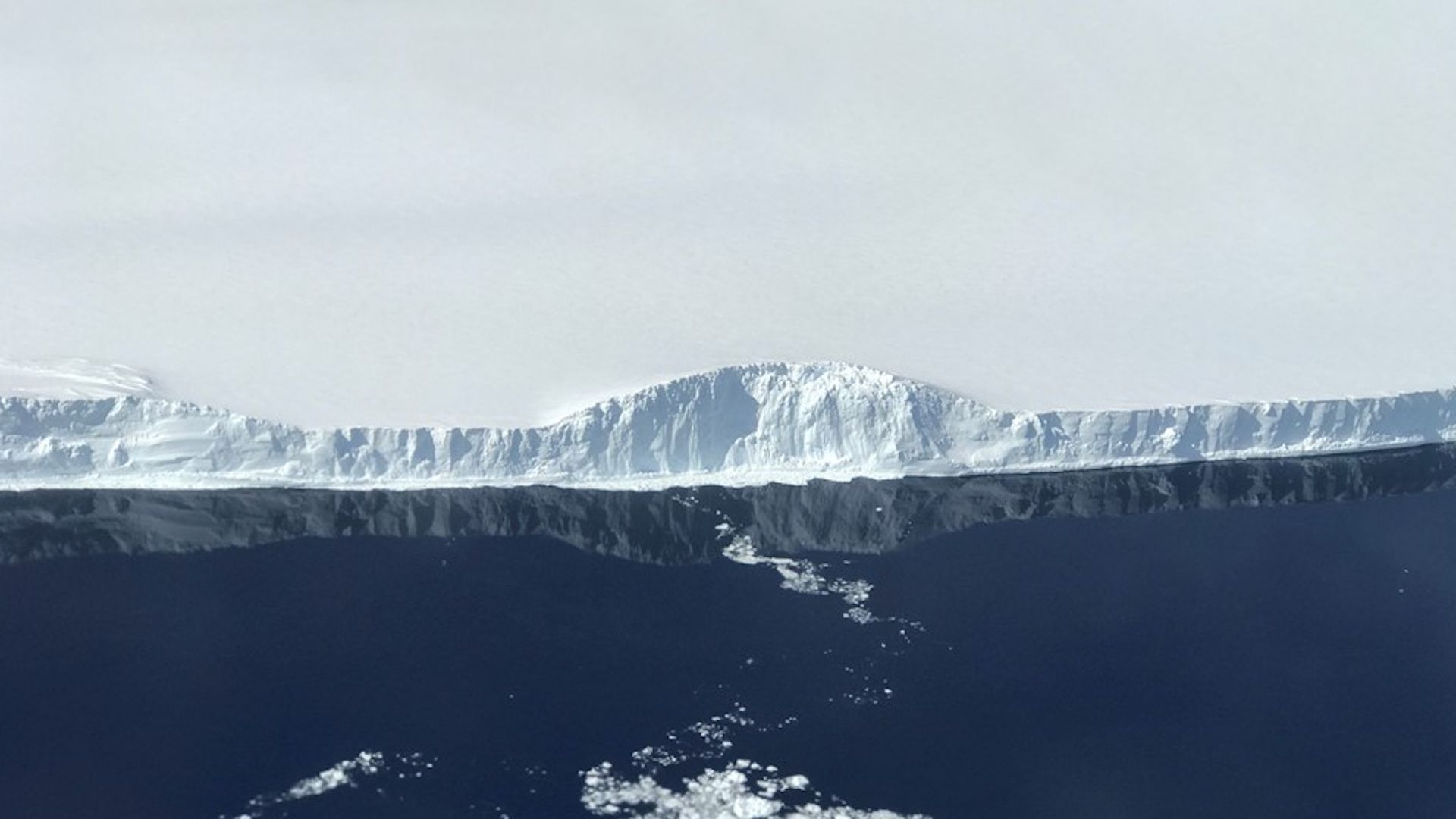 Photo of the western edge of iceberg A68 in the Antarctic