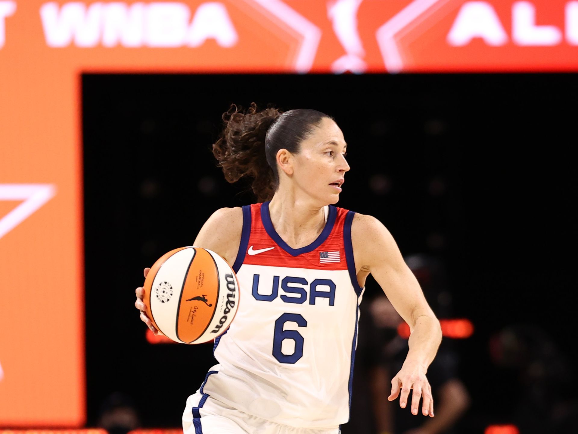 WNBA Sue Bird, L.Jackson & B.Lennox サイン Seattle Storm's Lauren Jackson, left, and Sue Bird pose