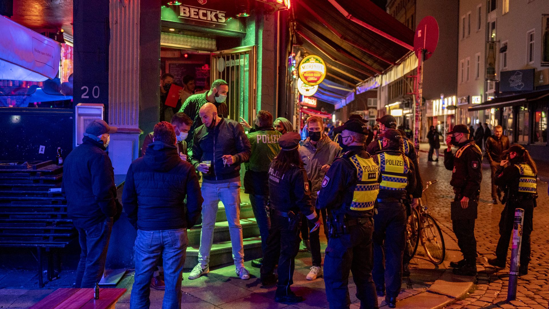 Hamburg: Policemen check in a neighbourhood pub on Hans-Albers-Platz that the Corona regulations are being adhered to in the catering trade.