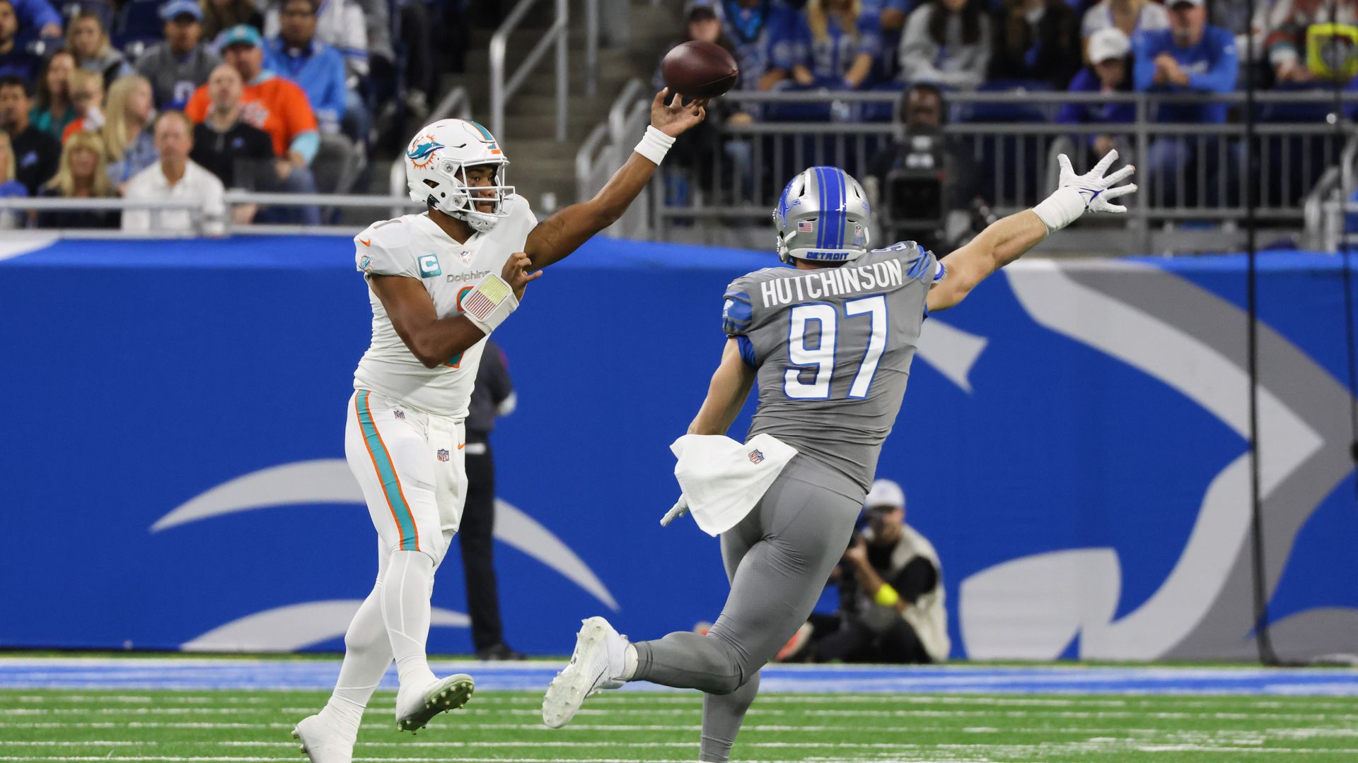 Dolphins QB Tua Tagovailoa throws under pressure