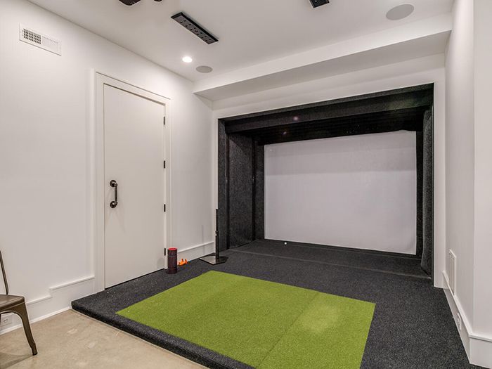 2715 Loch Ln putting green inside