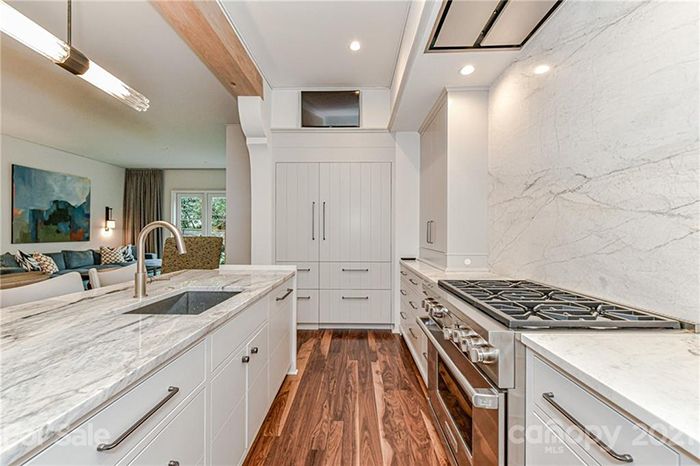 1142 Queens Road kitchen 1