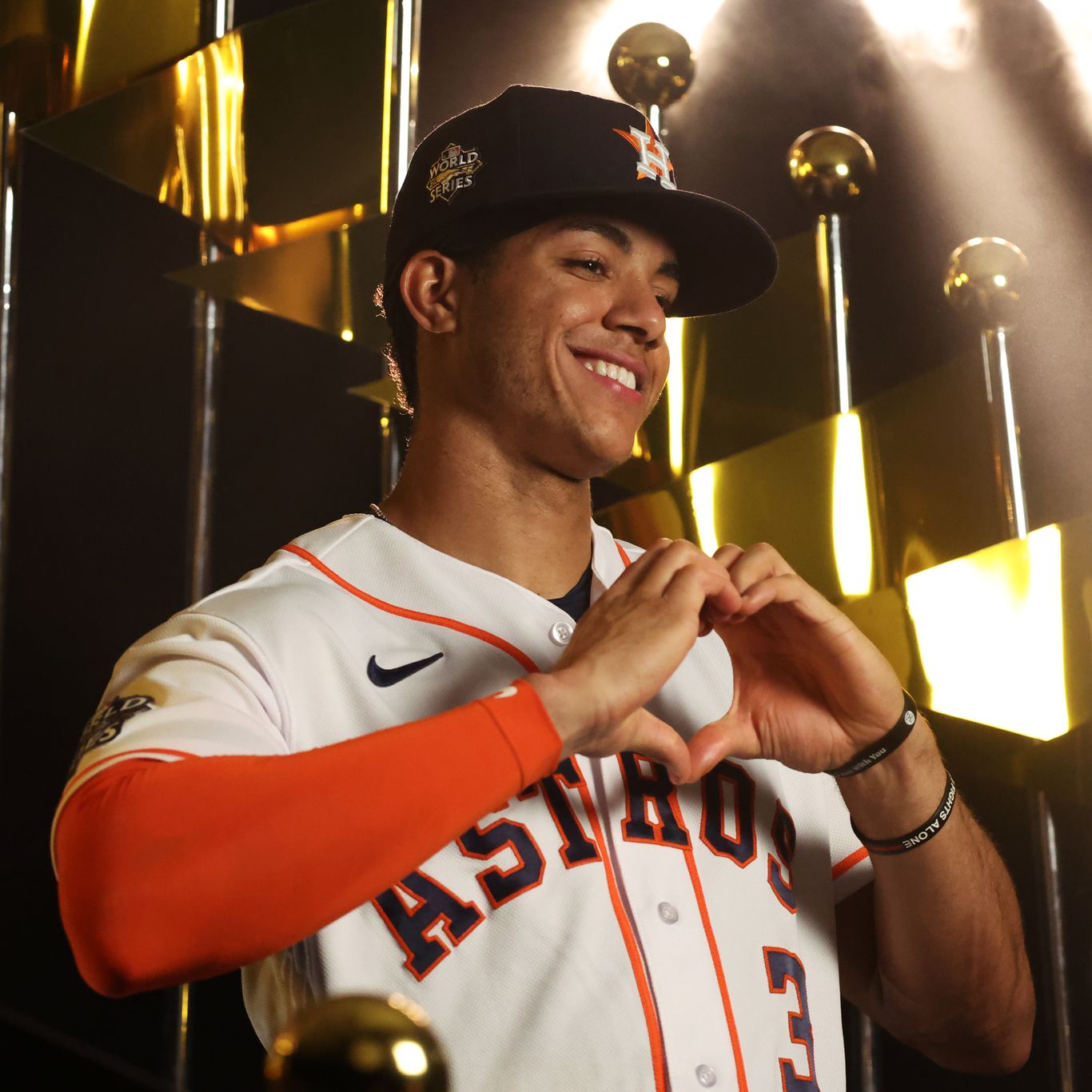 Why Astros' Jeremy Pena makes heart with hands to celebrate