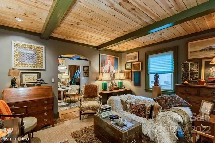 3020 Rush Ave living room