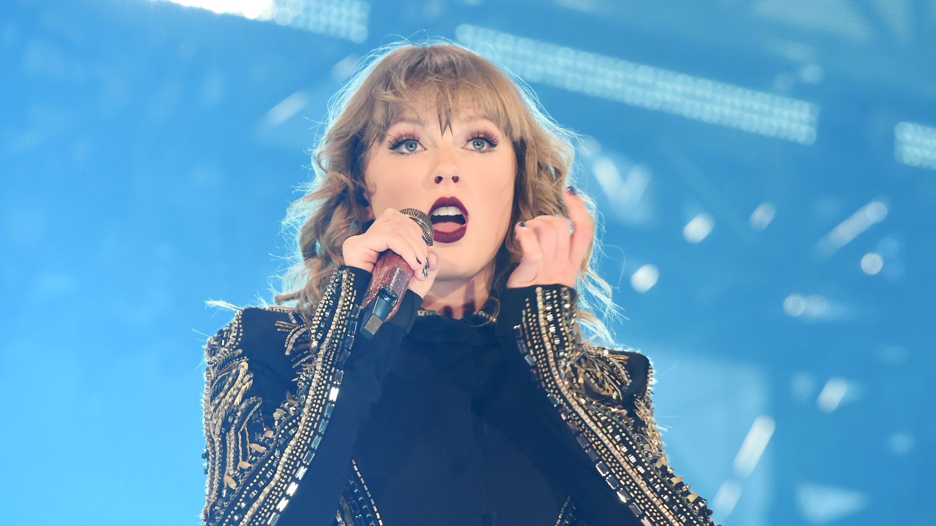 Taylor Swift inks Universal Music Group mega-deal