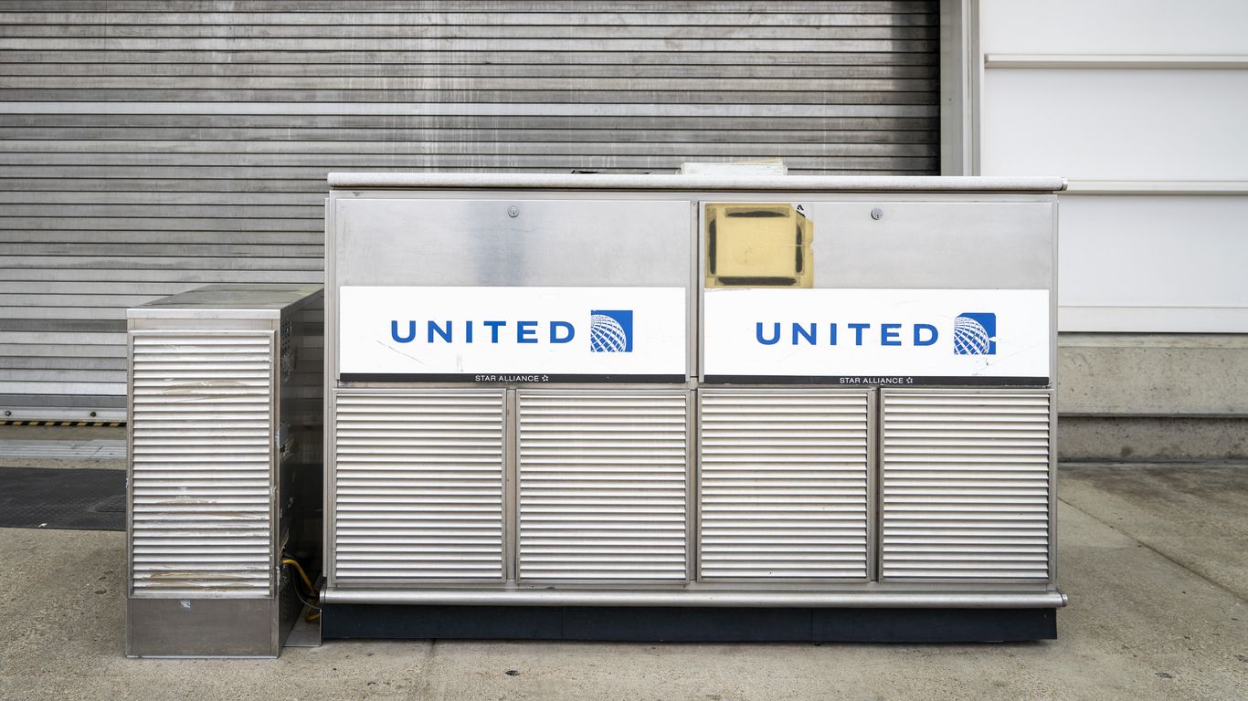 United Airlines to require customers to wear masks in airports
