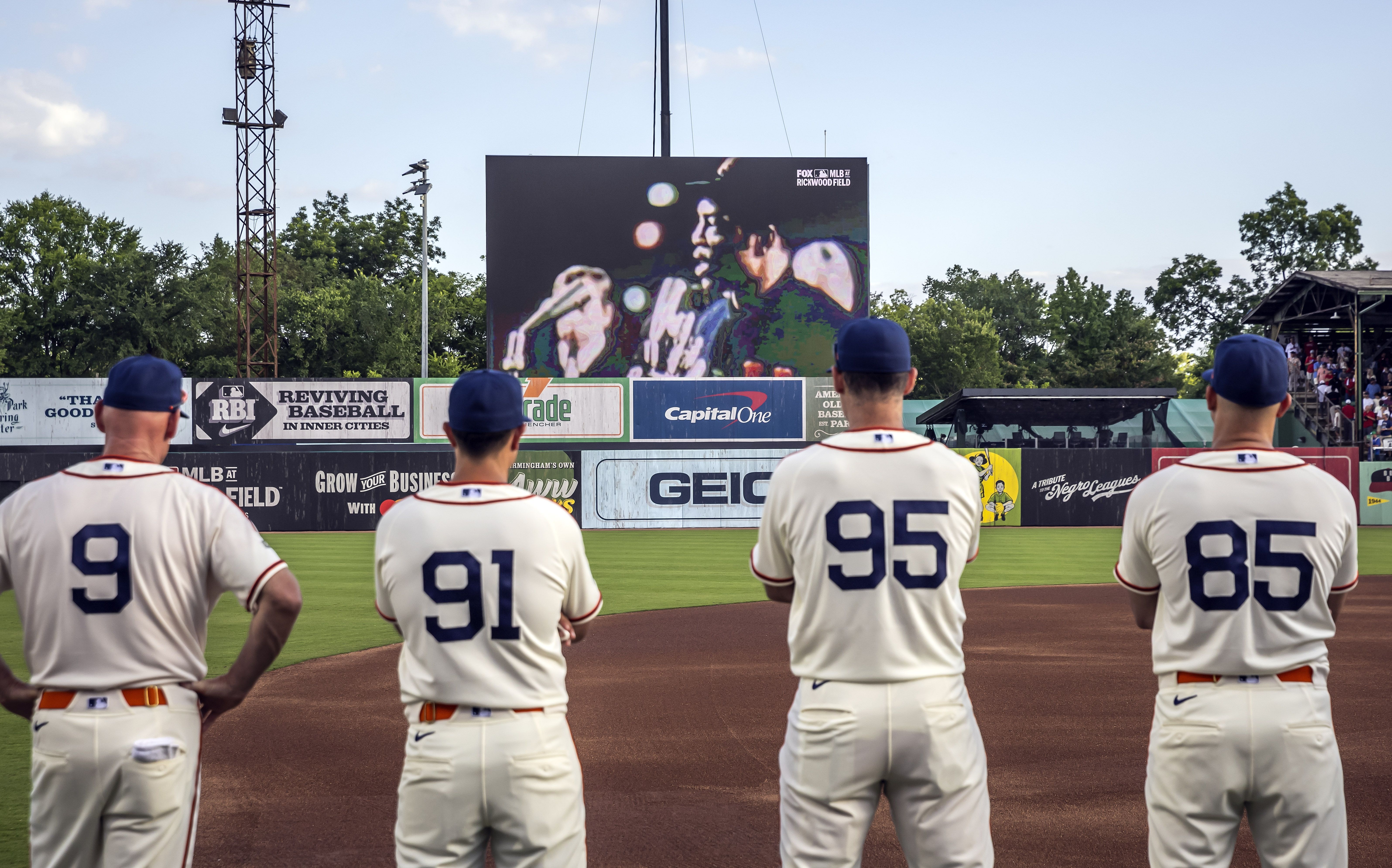 giants players on field looking at willie mays tribute