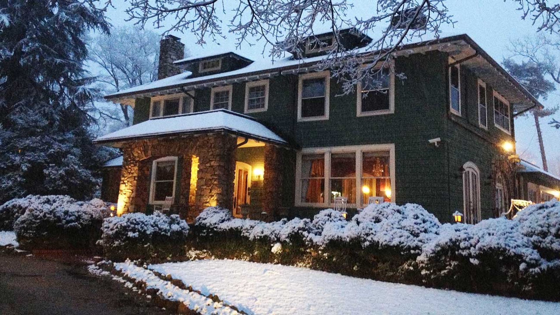 vanlandingham-estate-in-snow