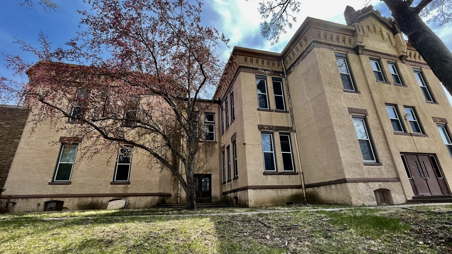 A photo of a school building.
