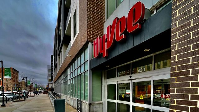 Hy-Vee's "good faith" talks about hour cuts continue with Des Moines