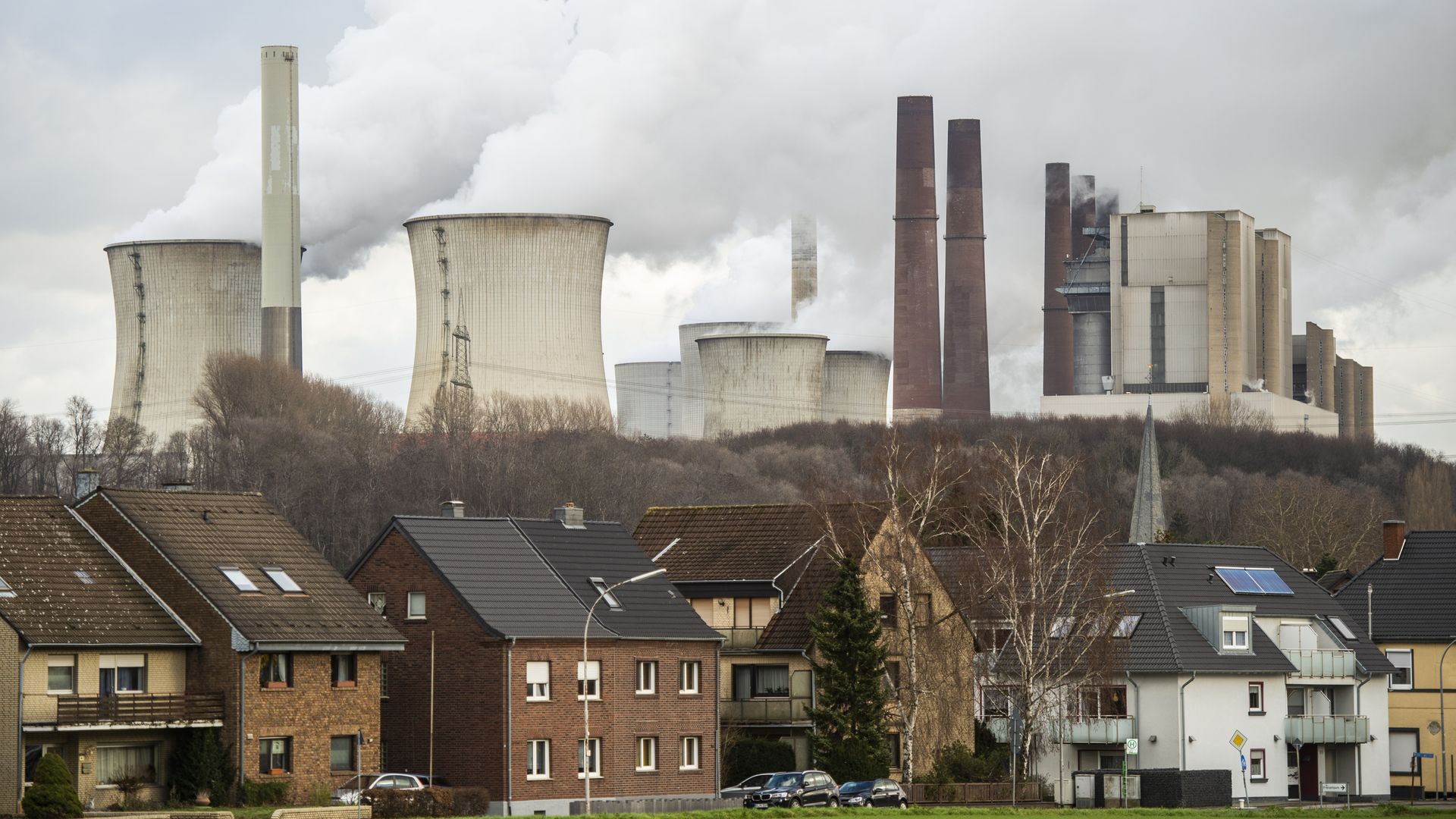  North Rhine-Westphalia, Grevenbroich: Steam is rising from the cooling towers of the Neurath lignite-fired power plant operated by the RWE energy group. 