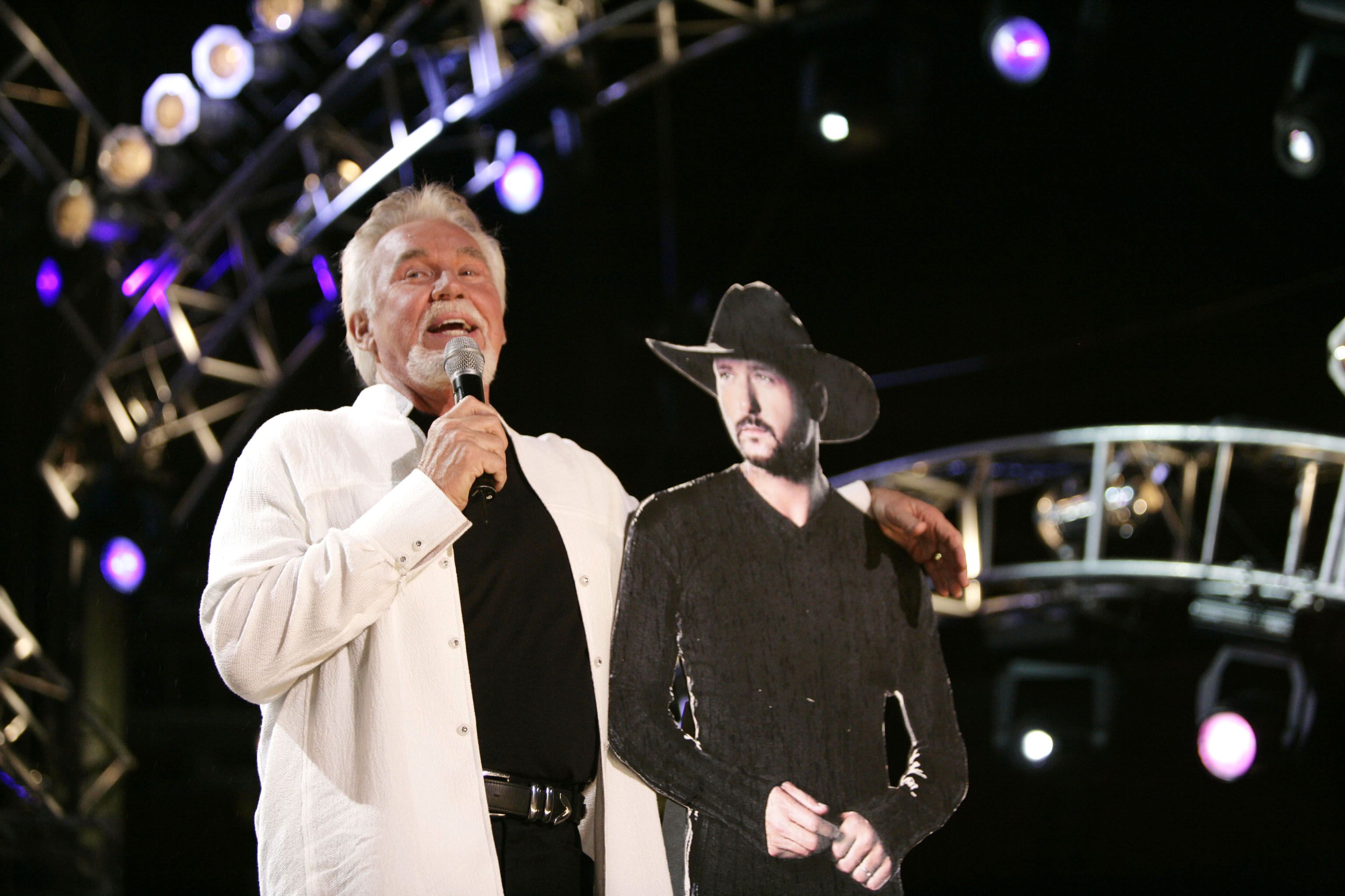 Kenny Rodgers holds a cutout of Tim McGraw