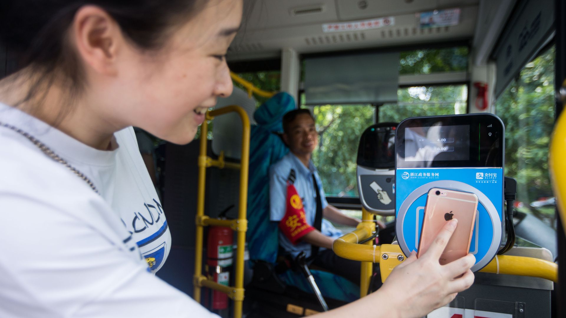 Using Alipay on the bus