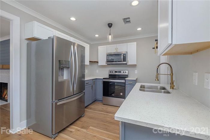 2137 Highland St kitchen