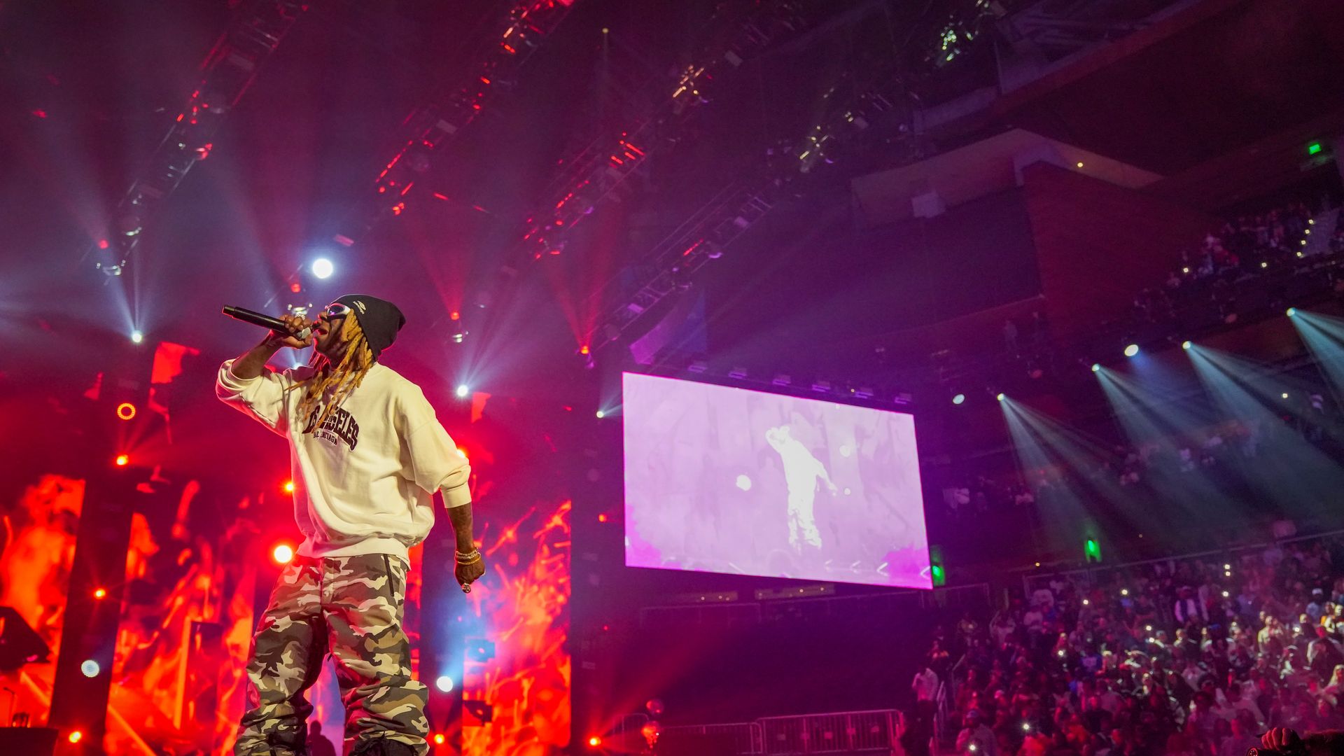 lil'wayne performing on stage