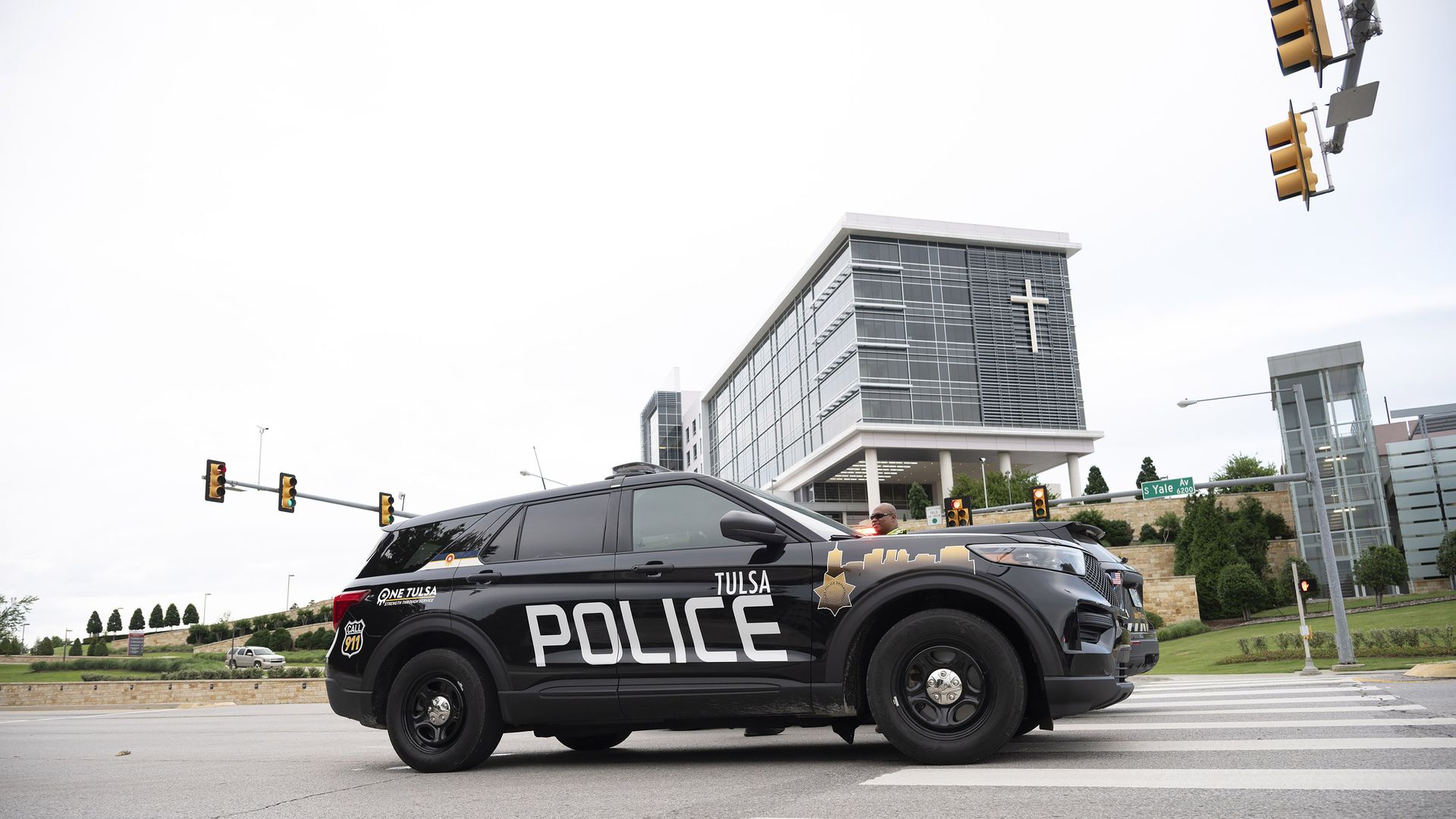 Police respond to the scene of a mass shooting at St. Francis Hospital on June 1, 2022 in Tulsa, Oklahoma.