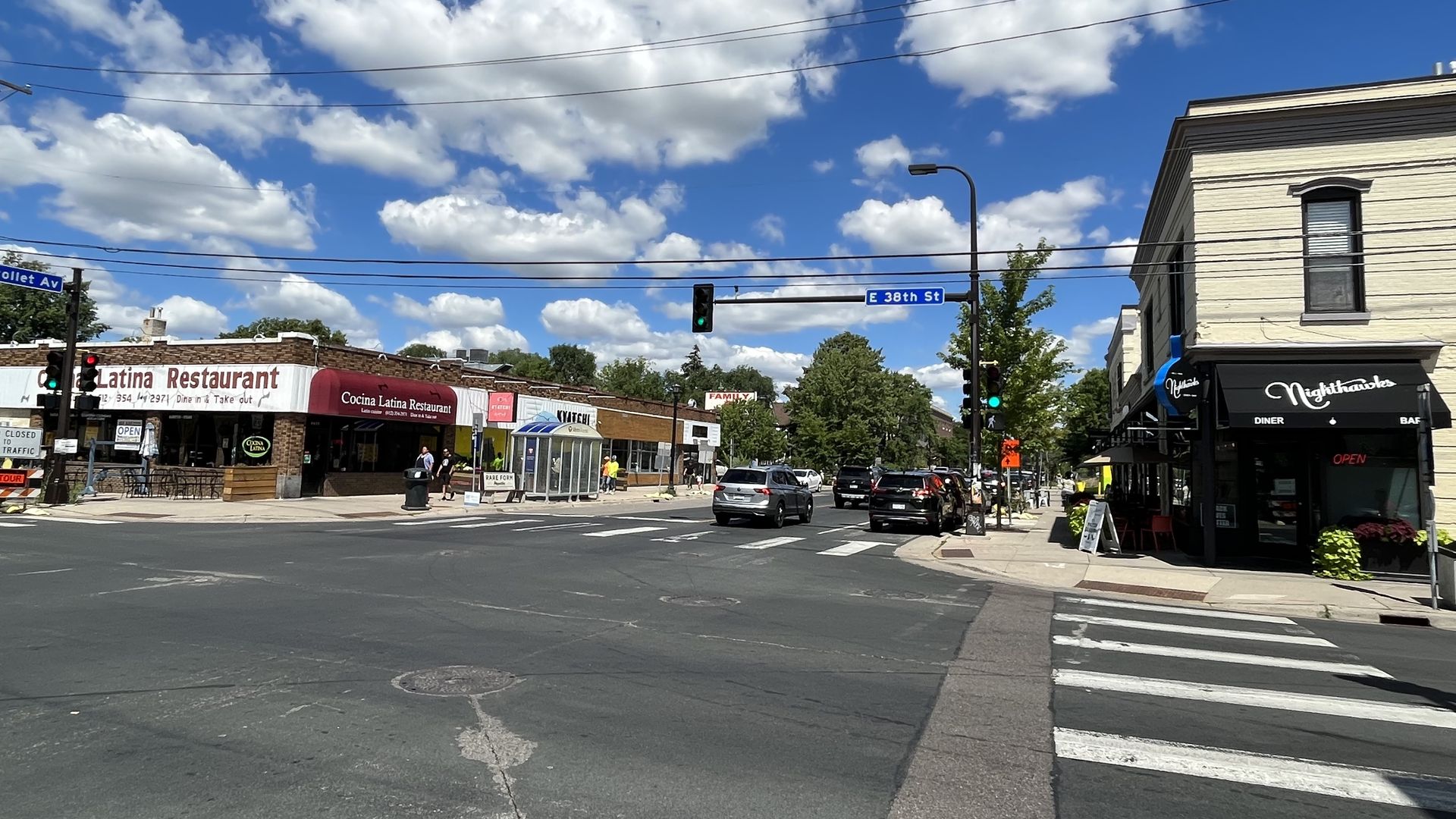 A corner with several restaurants 