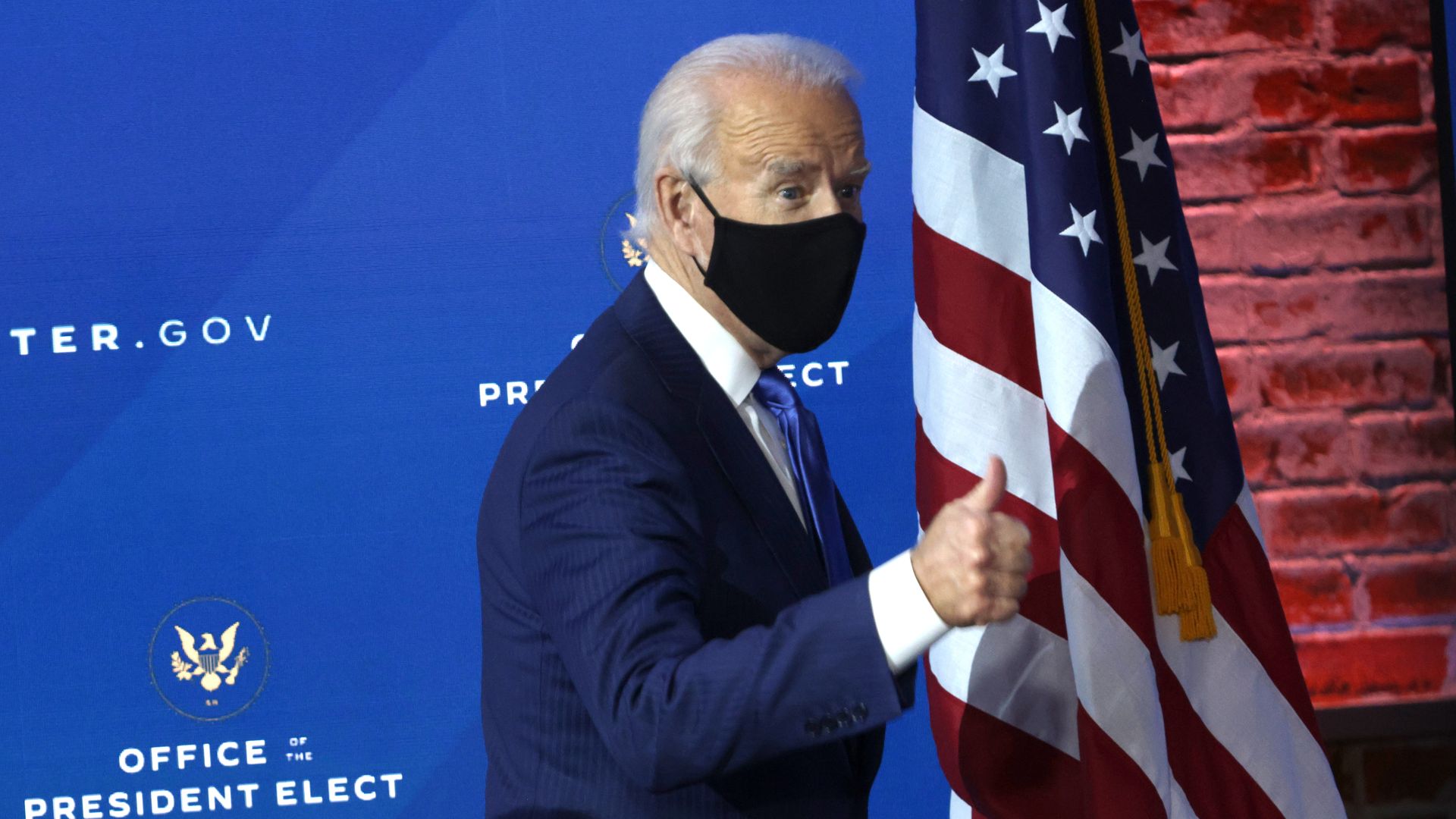 Picture of Joe Biden wearing a mask and giving a thumbs up