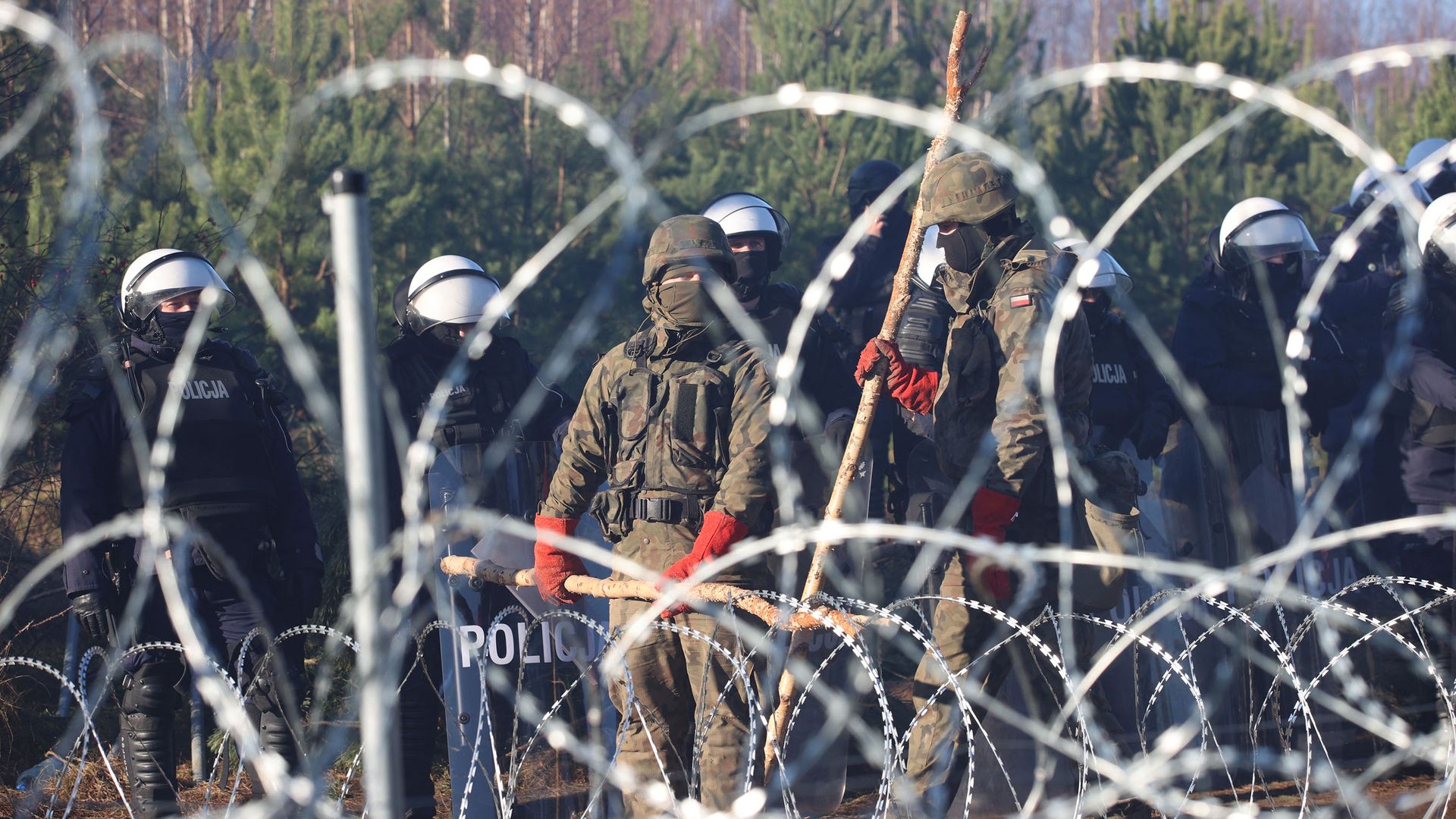 Polish soliders at border