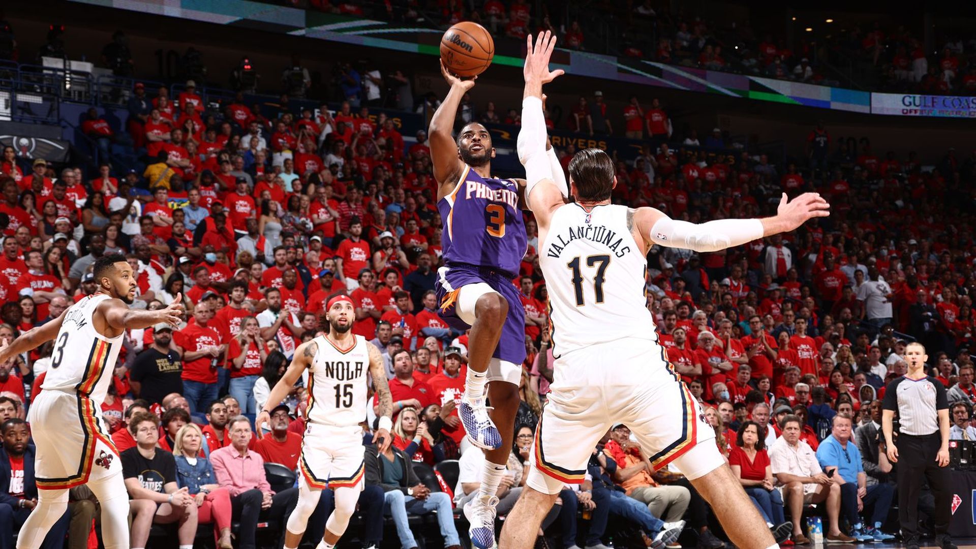 Chris Paul takes a shot on his perfect night against the Pelicans.