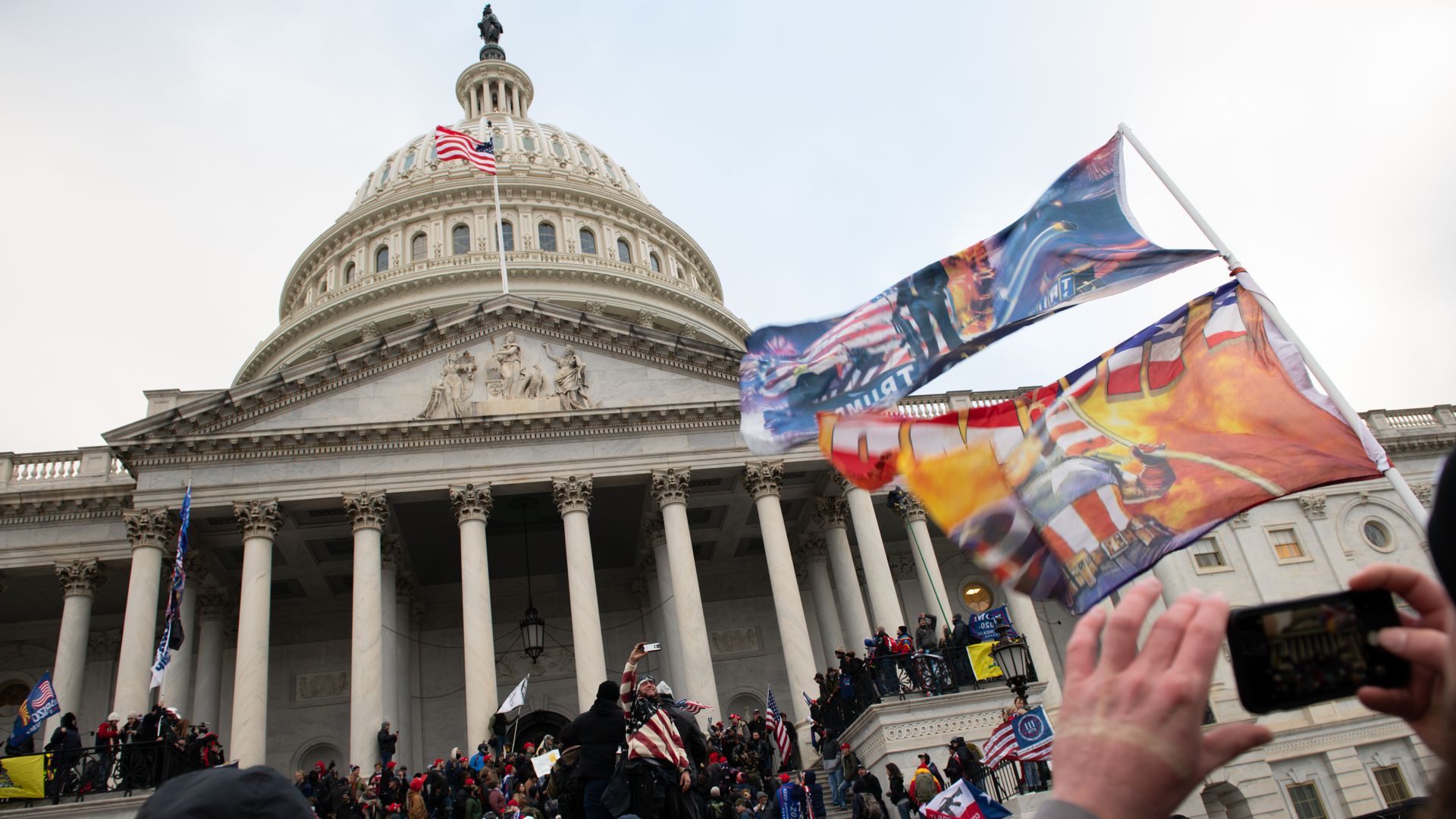 Photo of capitol building. 