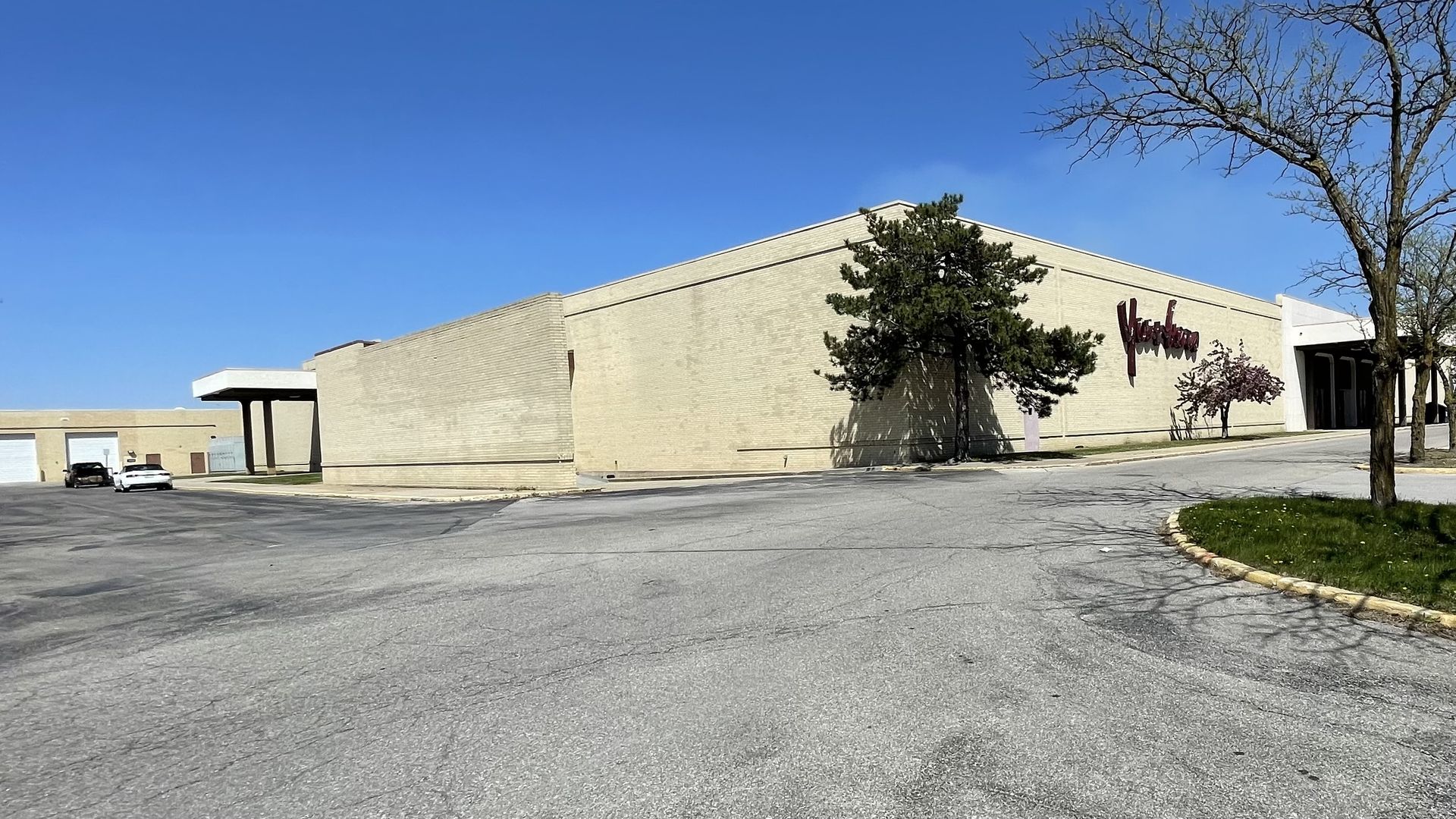 A photo of a former Younkers store.