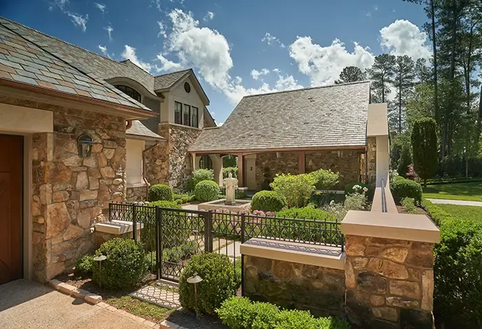 axios-charlotte-home-of-the-year-2022-yard