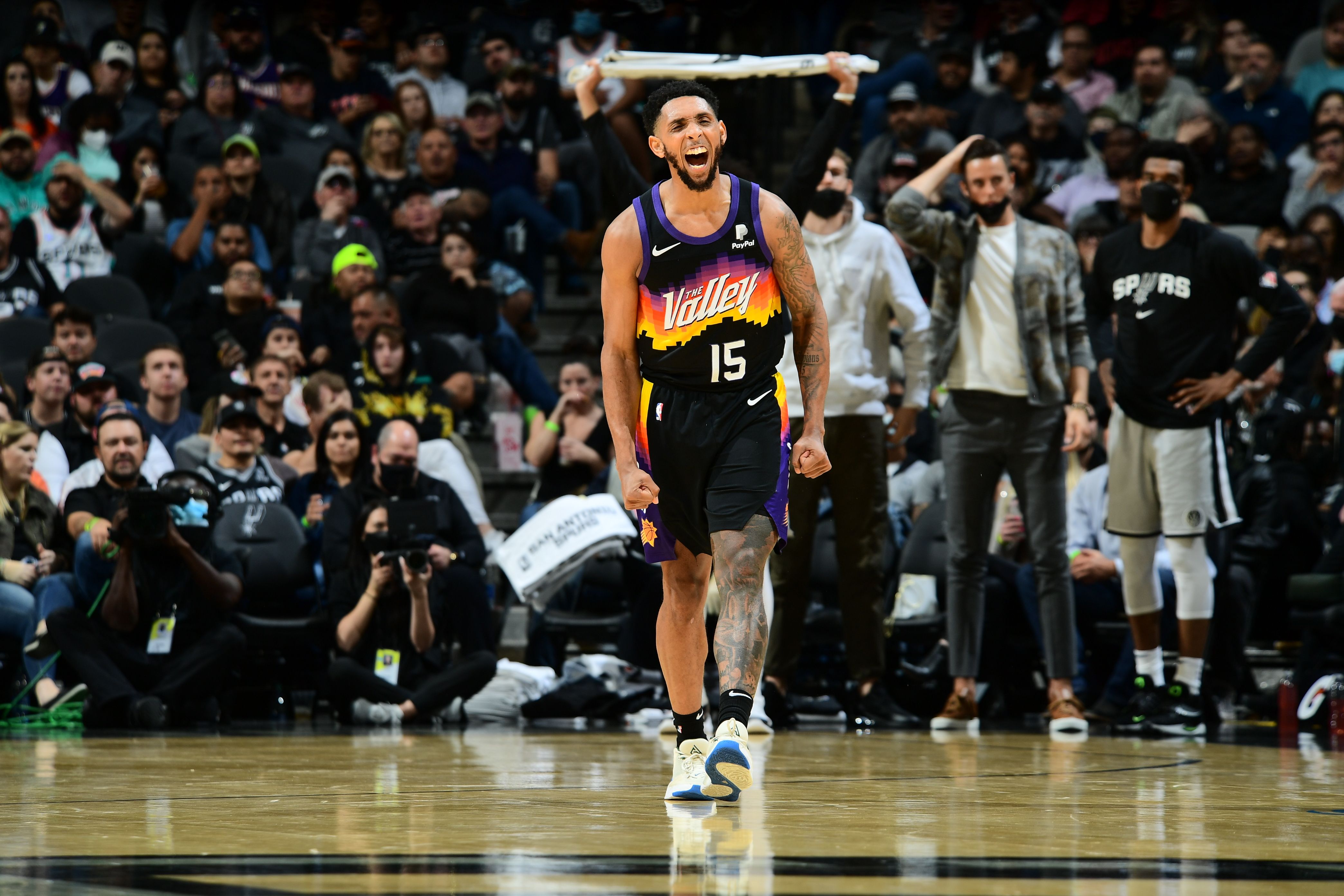 cam payne celebrating during suns win