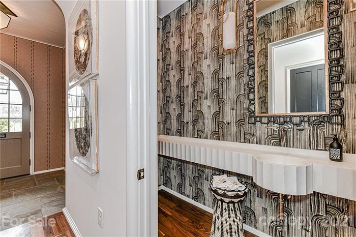 1142 Queens Road powder