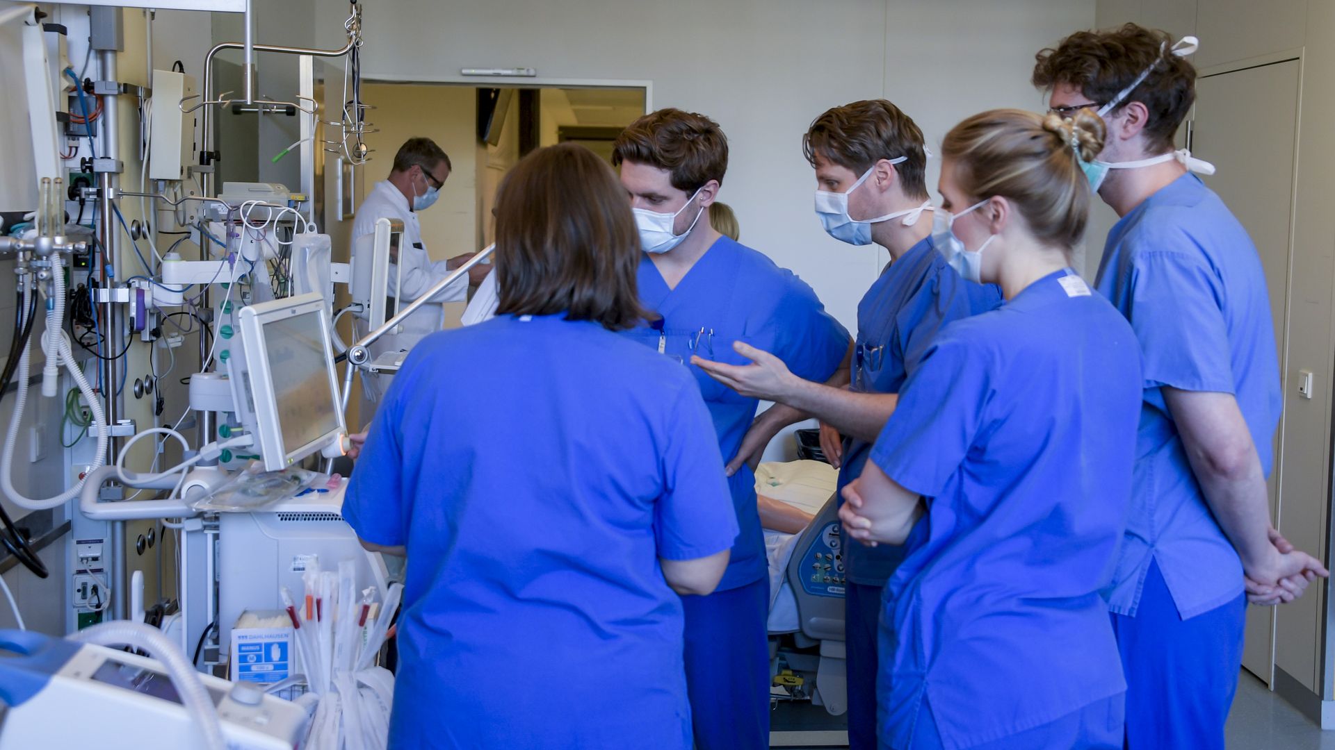  Hospital doctors are instructed to handle a ventilator
