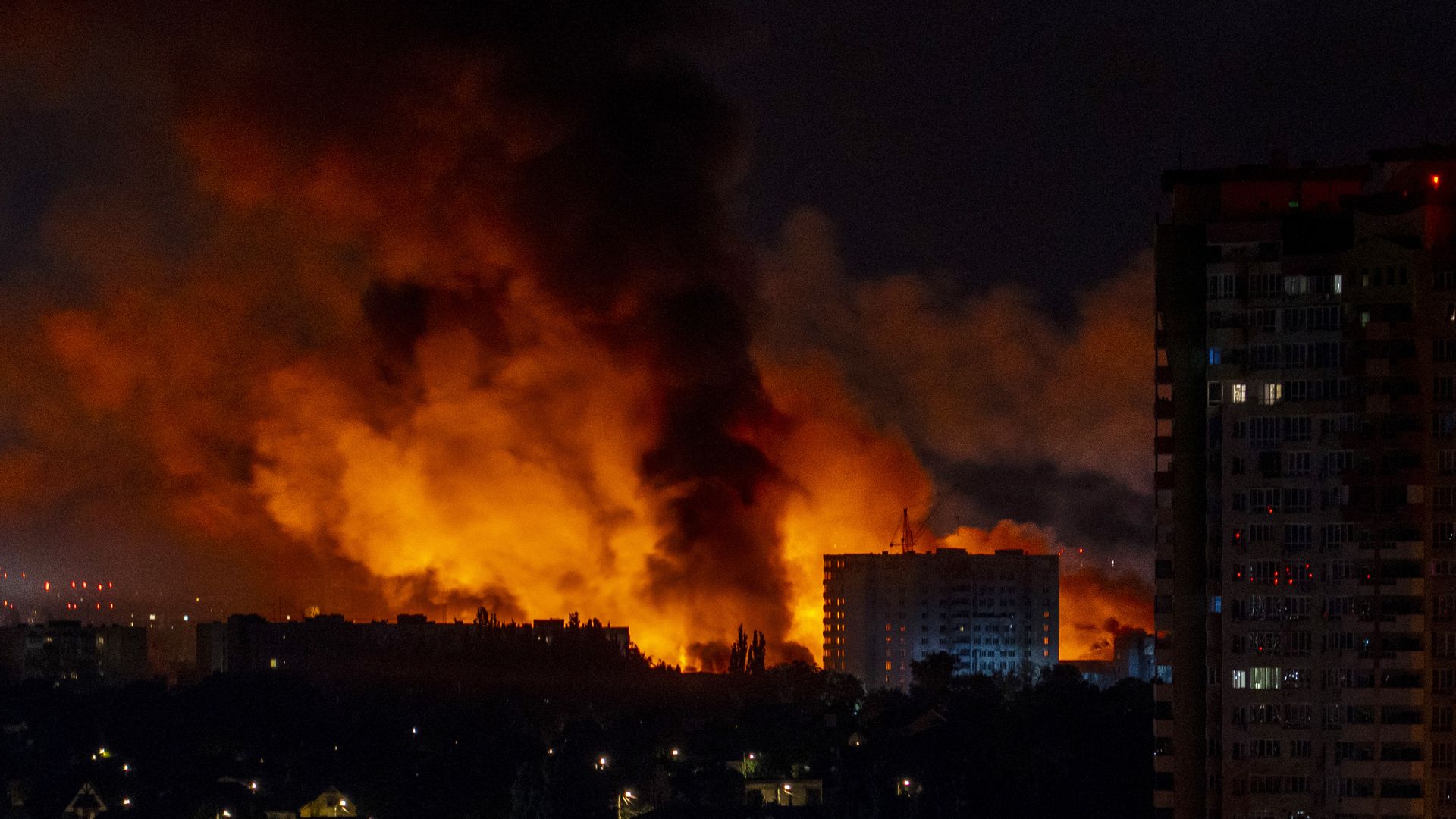 Kiev on fire after new Russian air strikes