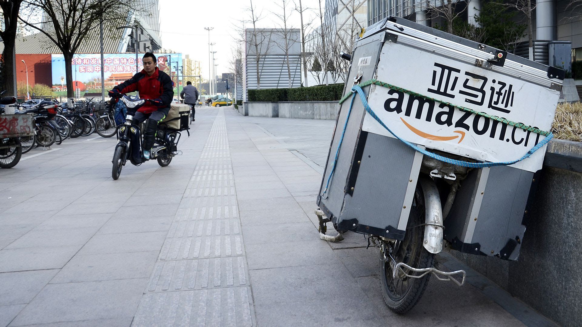 A truck bearing the Amazon logo and Chinese characters