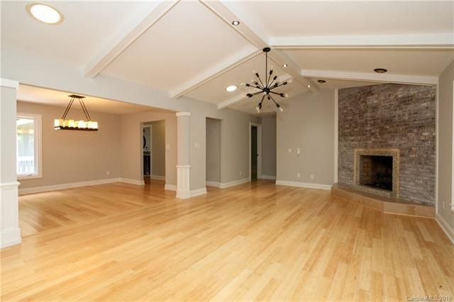 4025 Kingscote Circle living room