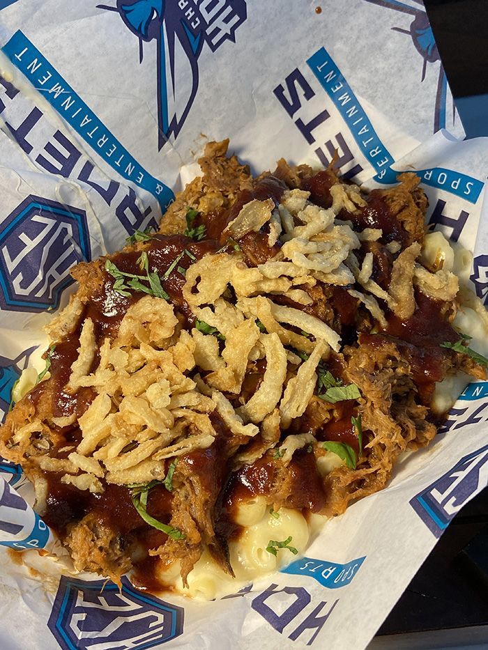 Mac Daddy: loaded Mac & cheese with house-smoked pulled pork. Photo: Ashley Mahoney/Axios 