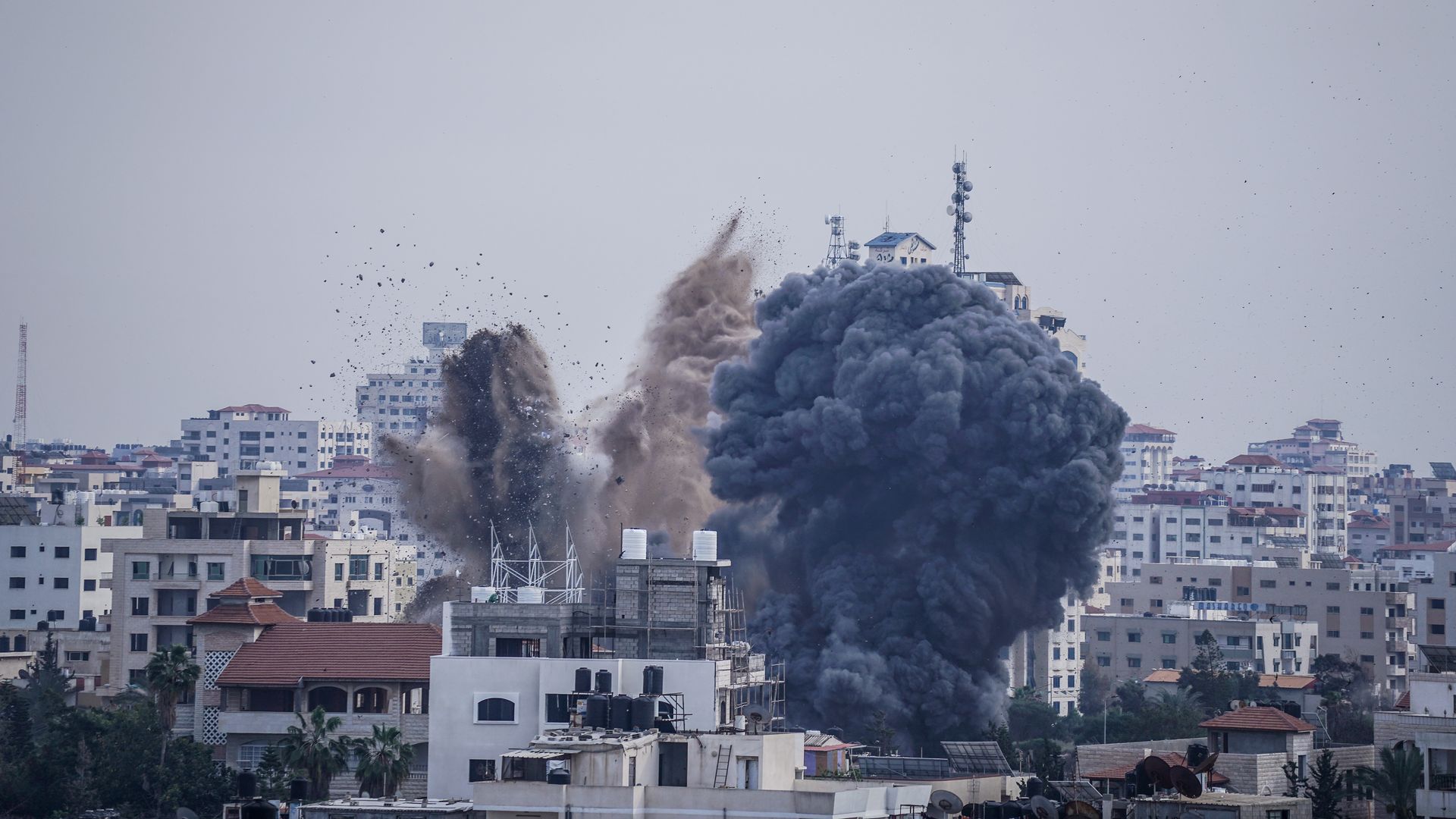  Smoke rises after an Israeli air raid on homes in Gaza City during the conflict between the Palestinians and the Israeli army that began two days ago.