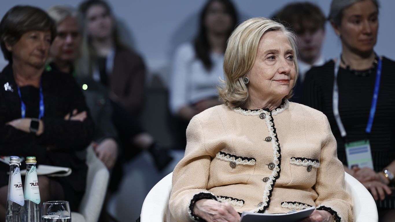 Leaked photo briefly derails Hillary Clinton deposition