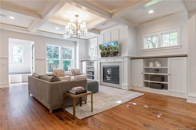 2517 Chesterfield Ave. living room