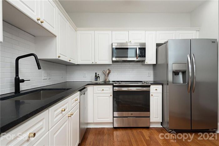 127 N. Tryon St. #416 kitchen