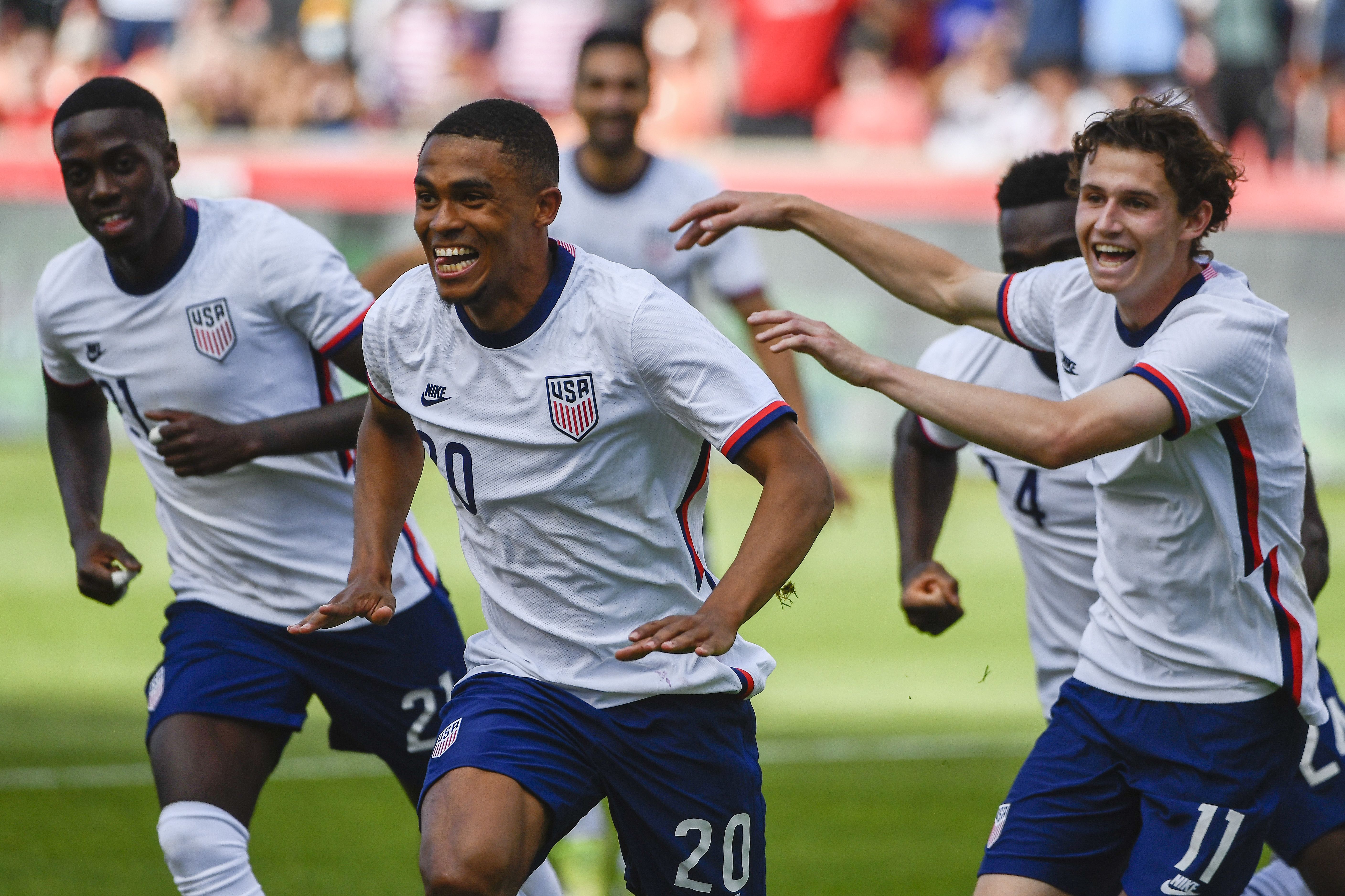 usmnt celebrating goal