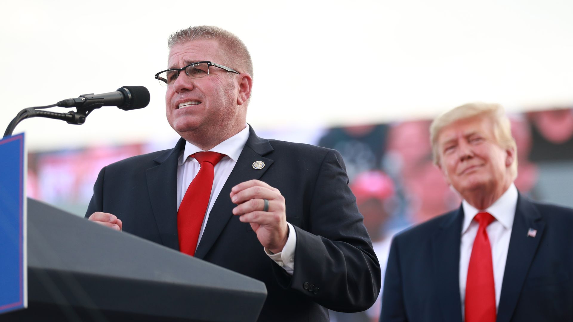 Politicians on stage 