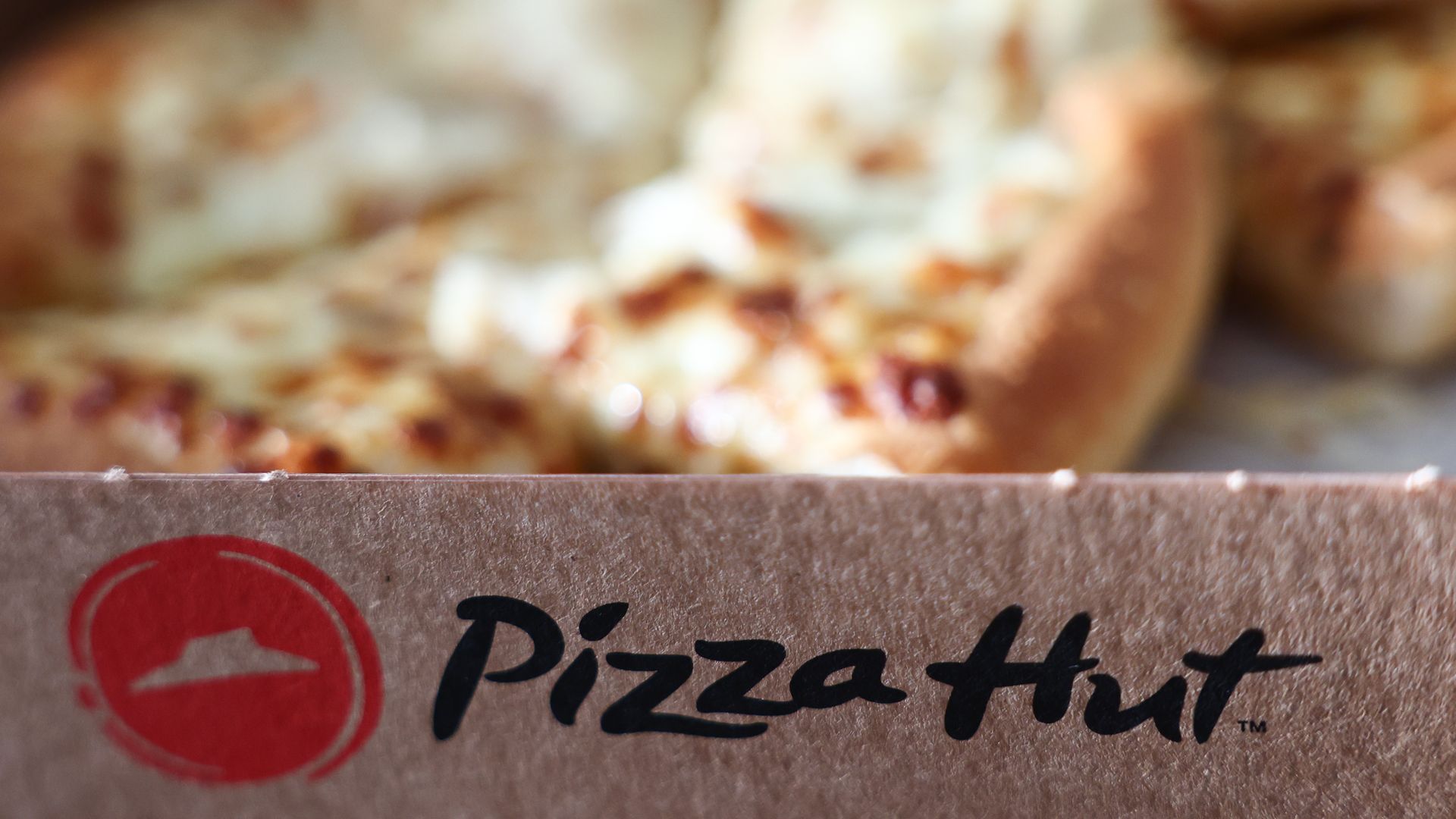 a pic of a pizza inside a "pizza hut" box